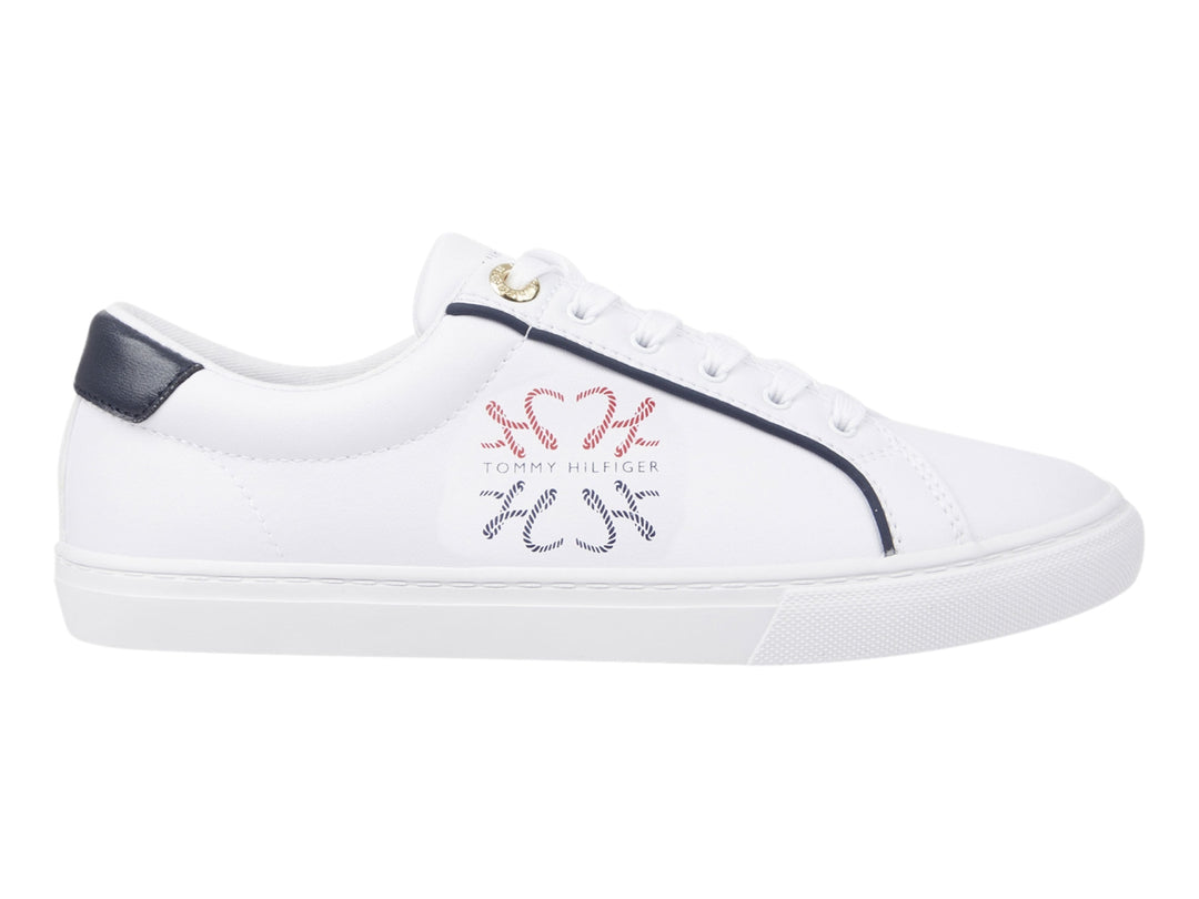Tenis Tommy Hilfiger color blanco con detalles en azul marino y gráfico decorativo en el costado.