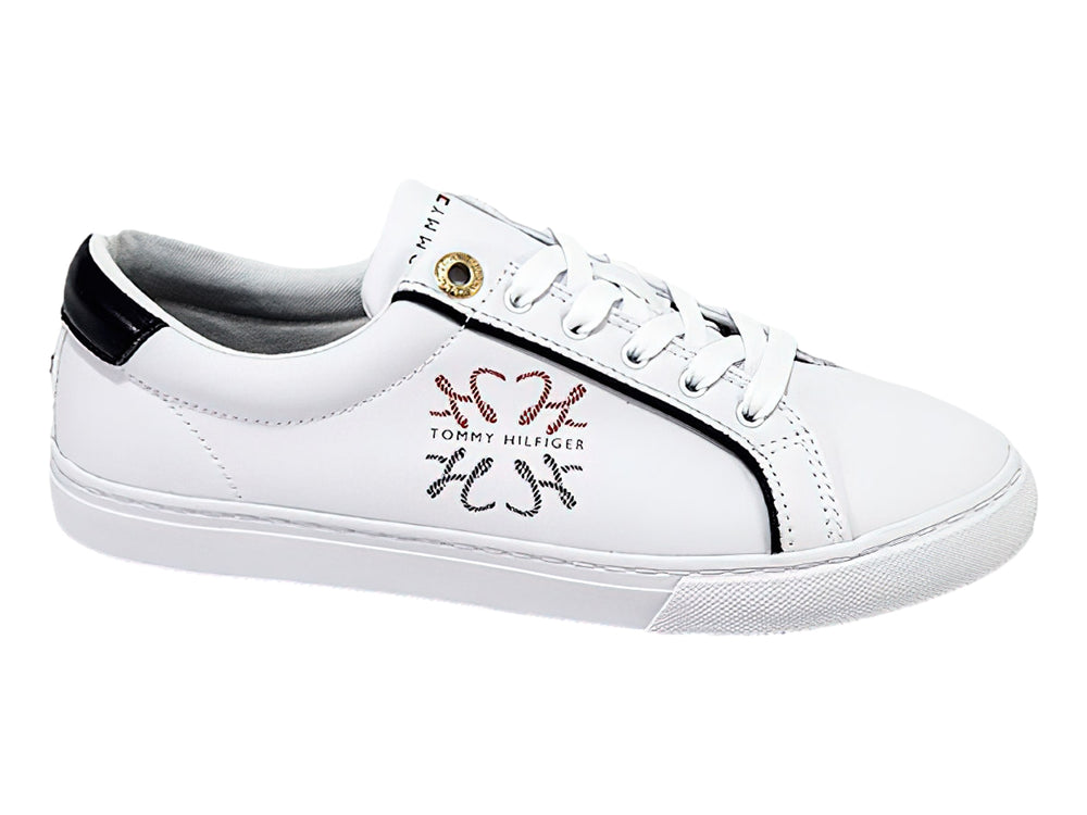 Tenis Tommy Hilfiger color blanco con detalles en azul marino y gráfico decorativo en el costado.