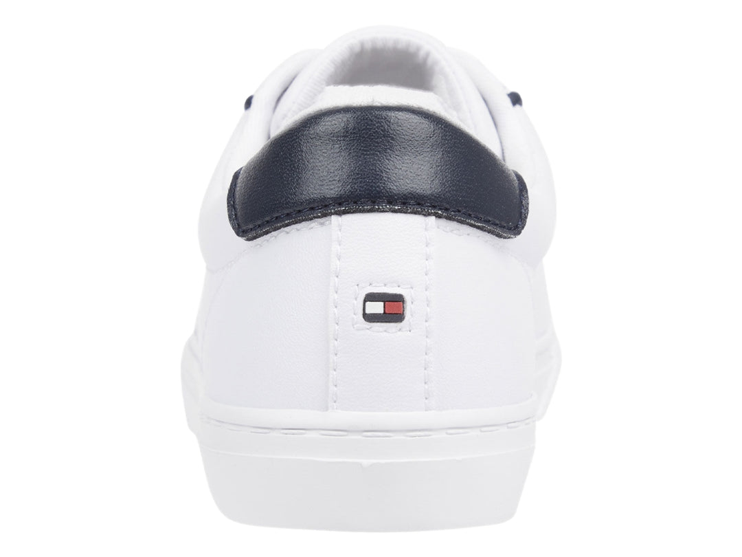 Tenis Tommy Hilfiger color blanco con detalles en azul marino y gráfico decorativo en el costado.
