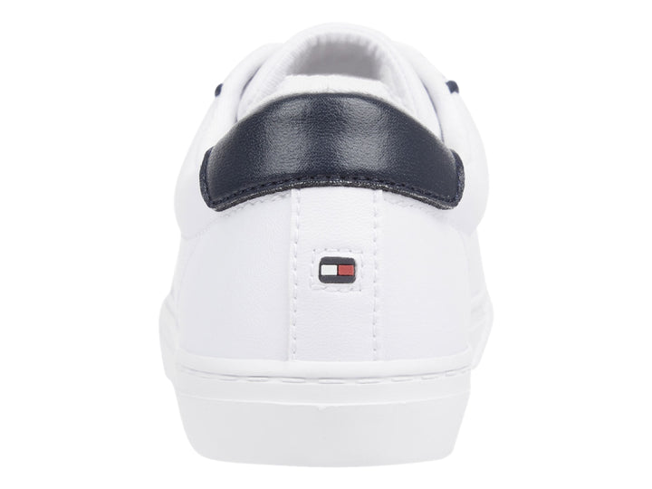 Tenis Tommy Hilfiger color blanco con detalles en azul marino y gráfico decorativo en el costado.