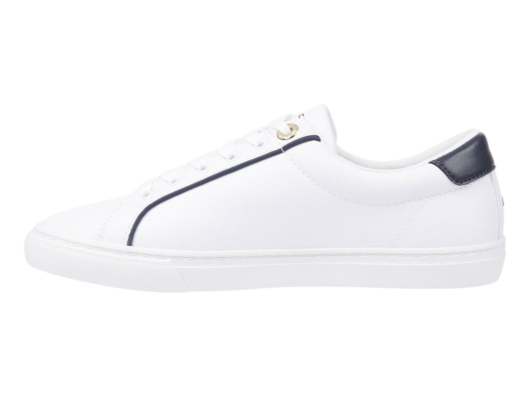 Tenis Tommy Hilfiger color blanco con detalles en azul marino y gráfico decorativo en el costado.