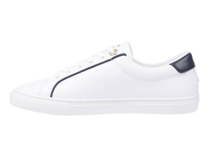 Tenis Tommy Hilfiger color blanco con detalles en azul marino y gráfico decorativo en el costado.