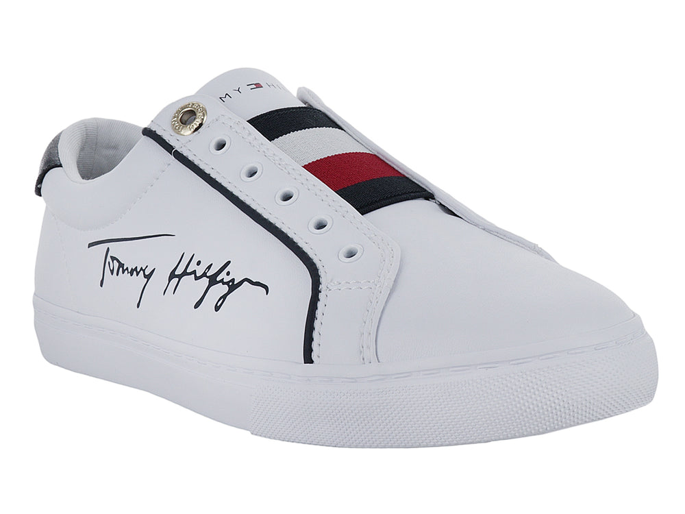 Tenis blancos Tommy Hilfiger estilo slip-on con detalles en azul marino y firma lateral.