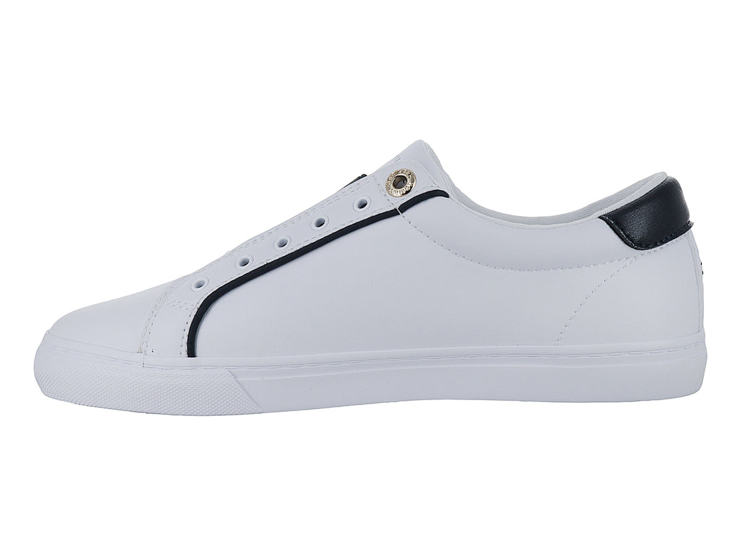 Tenis blancos Tommy Hilfiger estilo slip-on con detalles en azul marino y firma lateral.