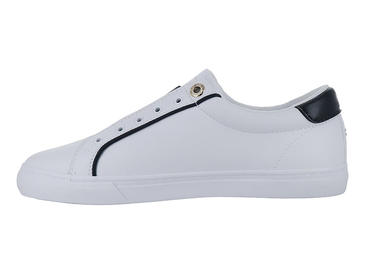 Tenis blancos Tommy Hilfiger estilo slip-on con detalles en azul marino y firma lateral.