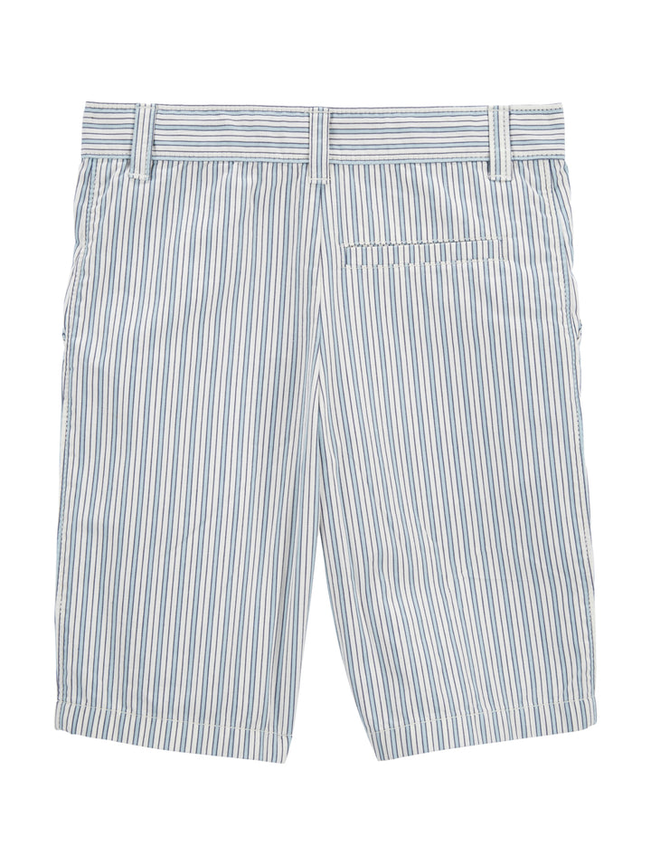 Shorts infantiles con rayas verticales blancas y verde menta, cierre con botón.