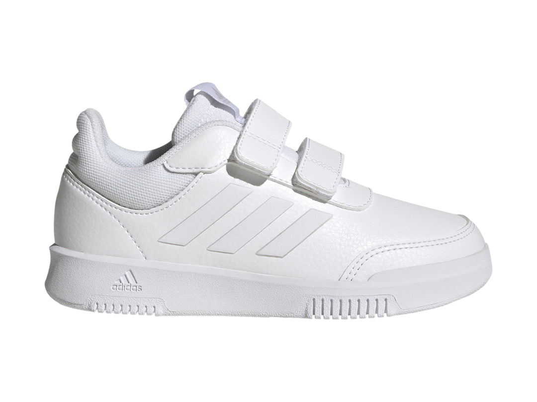 Tenis deportivos Adidas color blanco para niño con cierres de velcro.