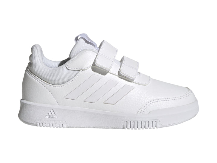 Tenis deportivos Adidas color blanco para niño con cierres de velcro.