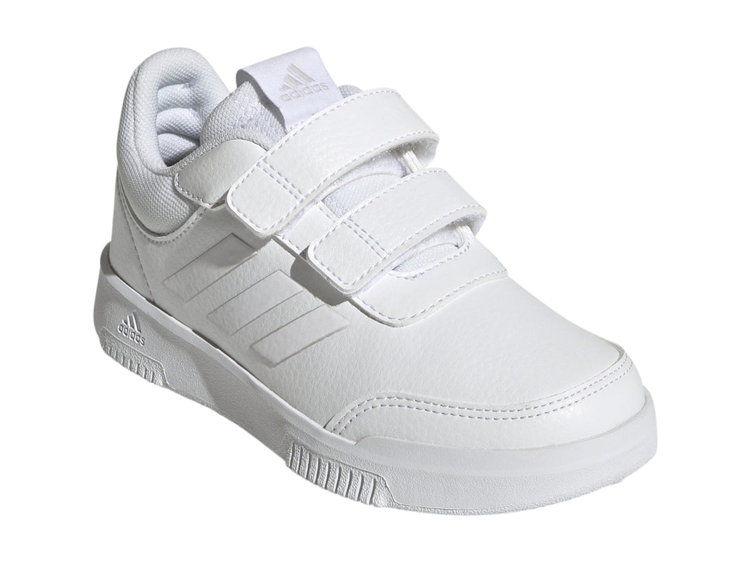 Tenis deportivos Adidas color blanco para niño con cierres de velcro.