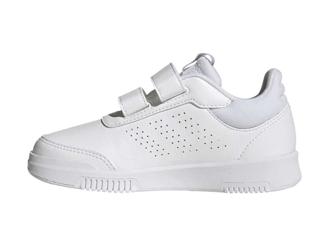 Tenis deportivos Adidas color blanco para niño con cierres de velcro.