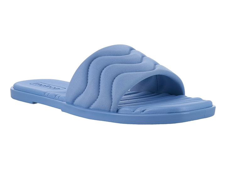 Sandalia slide color azul con correa ancha y diseño de ondas texturizadas.