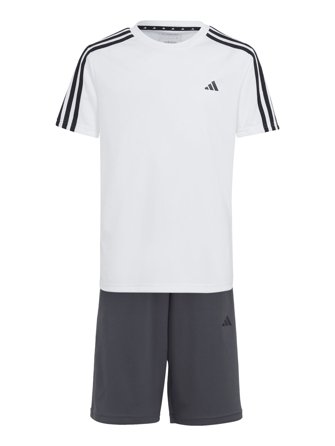 Conjunto deportivo Adidas de camiseta blanca con rayas negras y short gris oscuro.