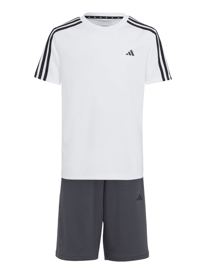 Conjunto deportivo Adidas de camiseta blanca con rayas negras y short gris oscuro.