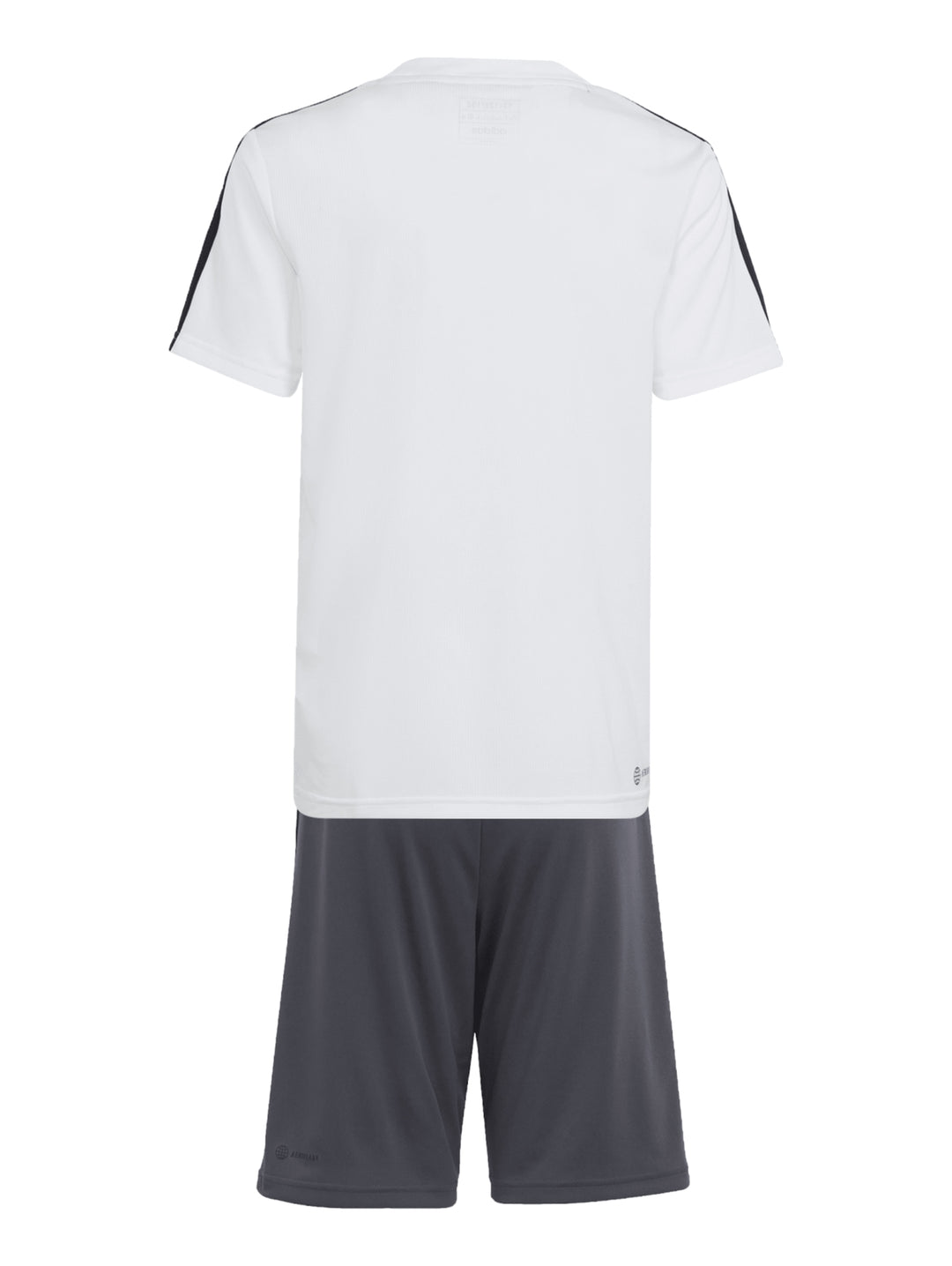 Conjunto deportivo Adidas de camiseta blanca con rayas negras y short gris oscuro.
