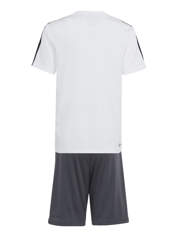 Conjunto deportivo Adidas de camiseta blanca con rayas negras y short gris oscuro.