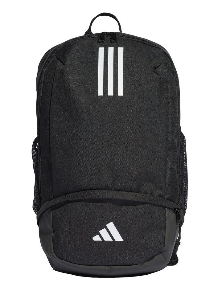Mochila Adidas Tiro L de color negro con detalles en blanco y bolsillos laterales de malla.