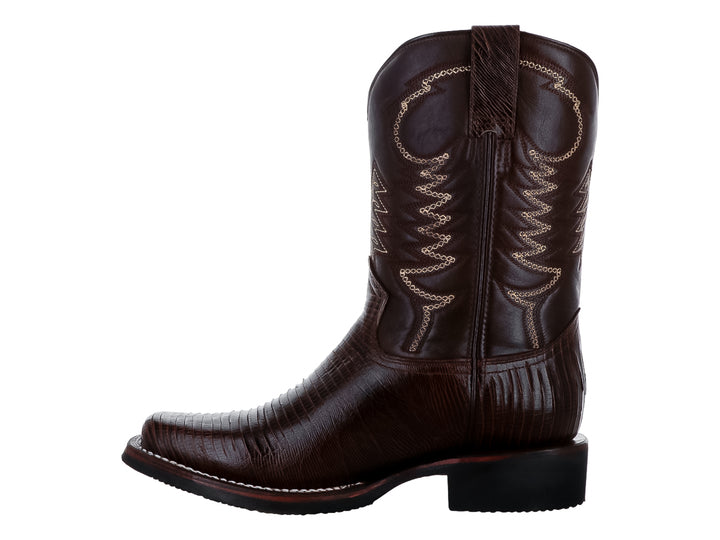 Bota vaquera de piel de lagarto color café con detalles de costuras y suela negra.