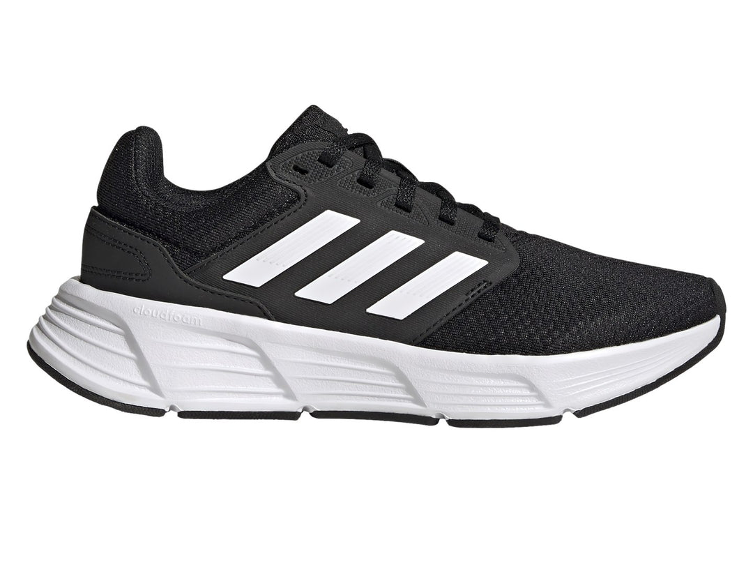 Tenis deportivos Adidas Galaxy 6 en color negro con franjas y suela blanca.