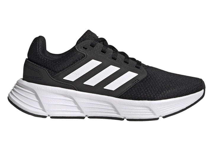 Tenis deportivos Adidas Galaxy 6 en color negro con franjas y suela blanca.