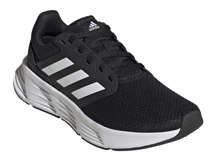 Tenis deportivos Adidas Galaxy 6 en color negro con franjas y suela blanca.
