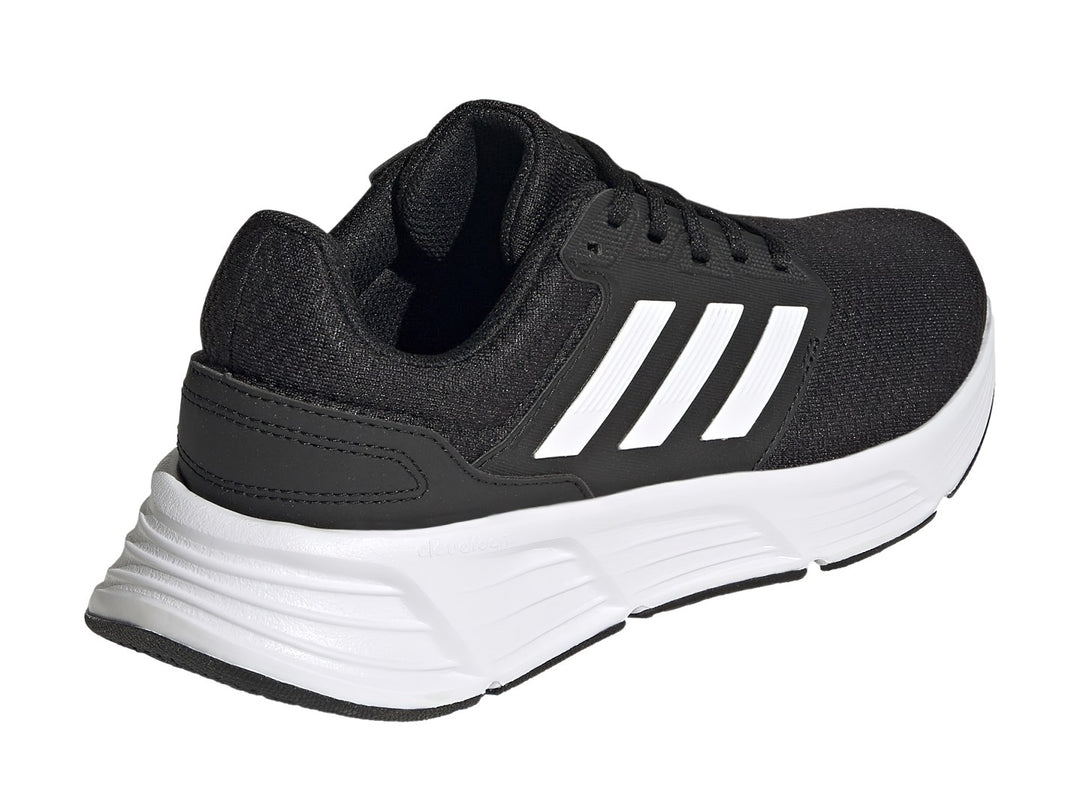 Tenis deportivos Adidas Galaxy 6 en color negro con franjas y suela blanca.