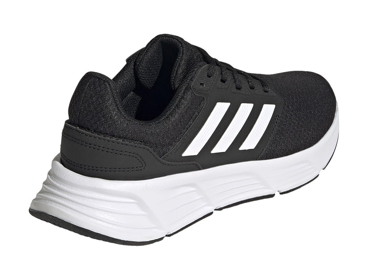 Tenis deportivos Adidas Galaxy 6 en color negro con franjas y suela blanca.