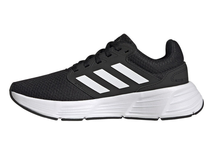 Tenis deportivos Adidas Galaxy 6 en color negro con franjas y suela blanca.