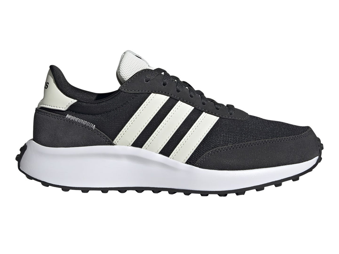 Tenis Adidas Run 70s color negro con tres franjas blancas y suela blanca.