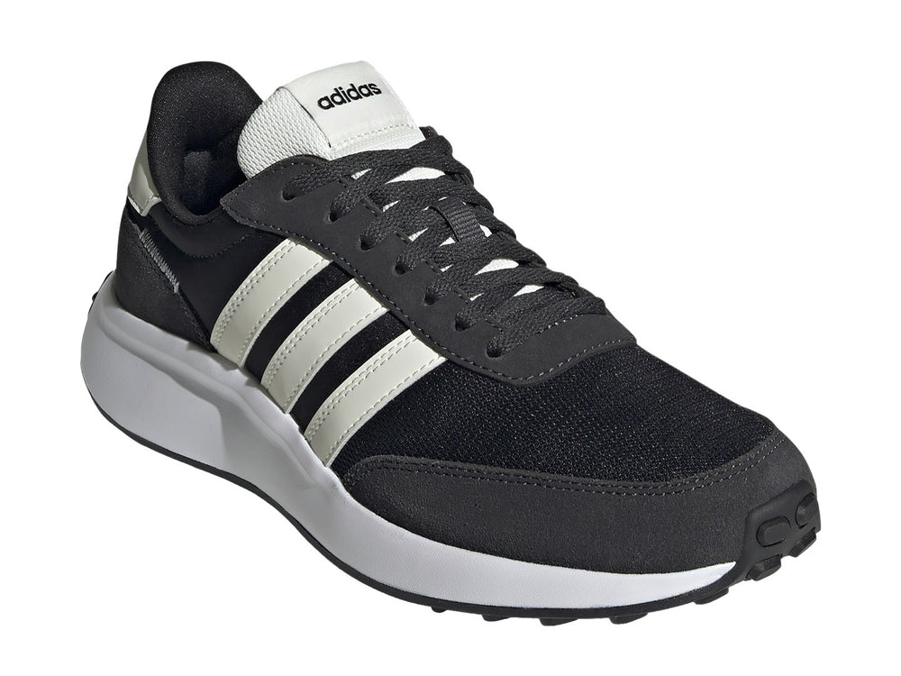 Tenis Adidas Run 70s color negro con tres franjas blancas y suela blanca.