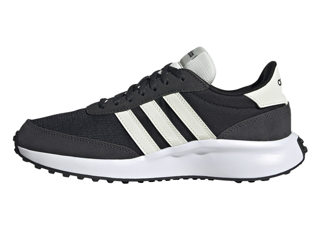 Tenis Adidas Run 70s color negro con tres franjas blancas y suela blanca.