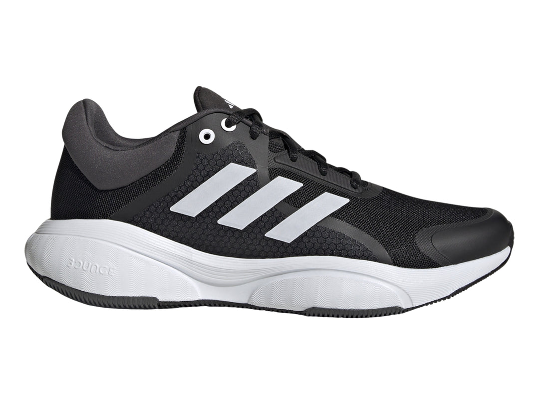 Tenis deportivos Adidas color negro con tres franjas blancas y suela blanca.