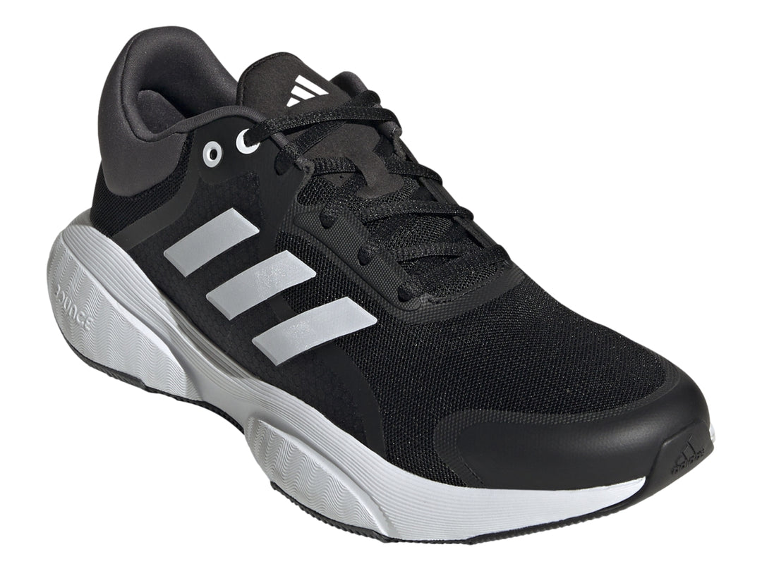 Tenis deportivos Adidas color negro con tres franjas blancas y suela blanca.