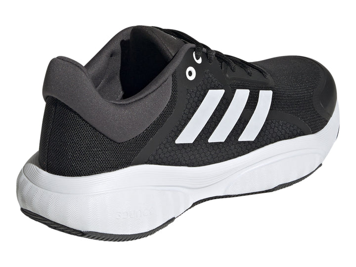 Tenis deportivos Adidas color negro con tres franjas blancas y suela blanca.