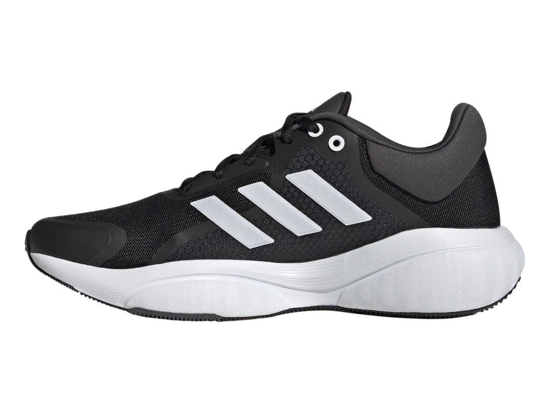 Tenis deportivos Adidas color negro con tres franjas blancas y suela blanca.