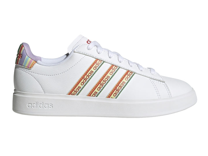 Tenis Adidas blancos con franjas laterales multicolor y suela blanca.