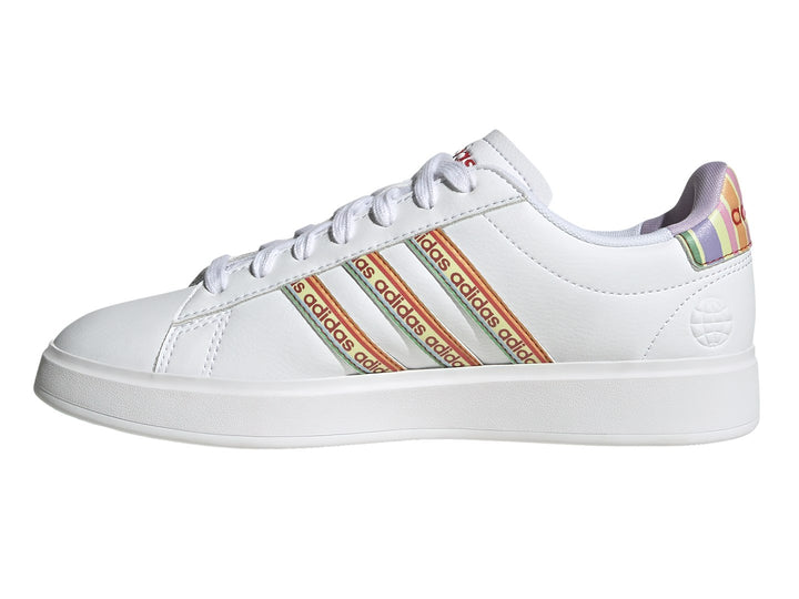 Tenis Adidas blancos con franjas laterales multicolor y suela blanca.