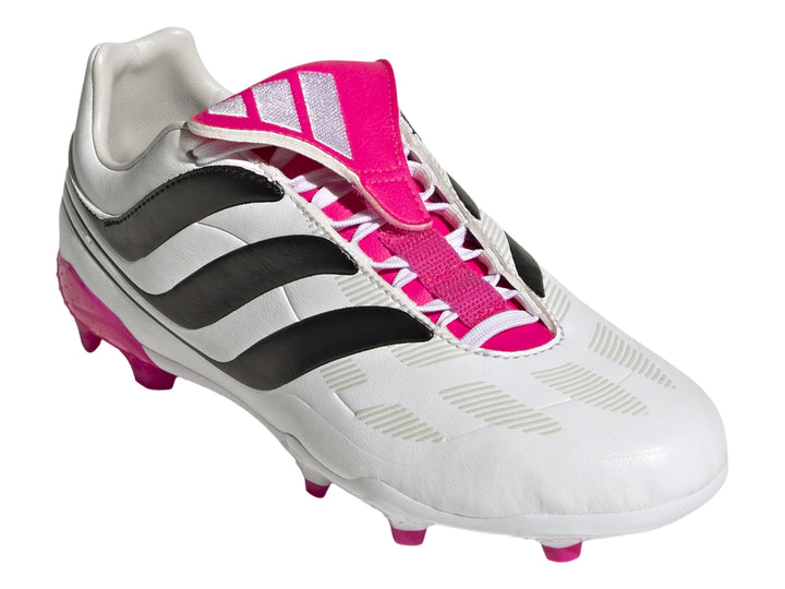 Zapato de fútbol Adidas Predator Precision.3 color blanco con franjas negras y detalles en rosa.