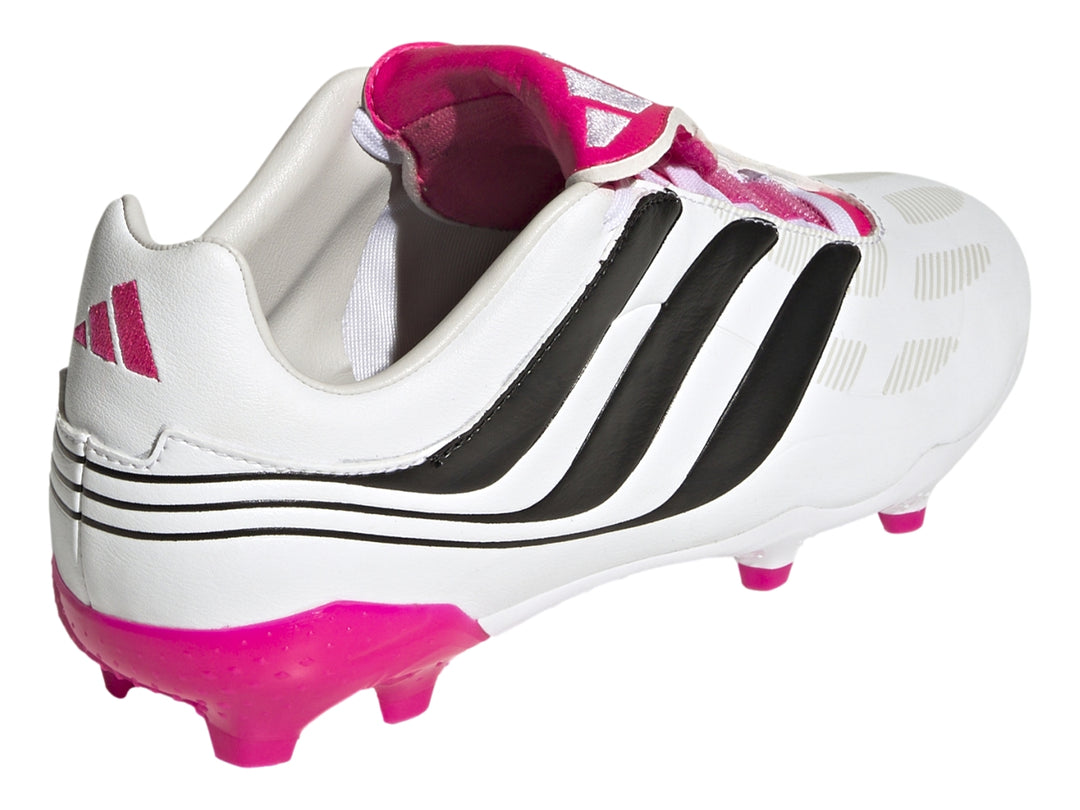 Zapato de fútbol Adidas Predator Precision.3 color blanco con franjas negras y detalles en rosa.