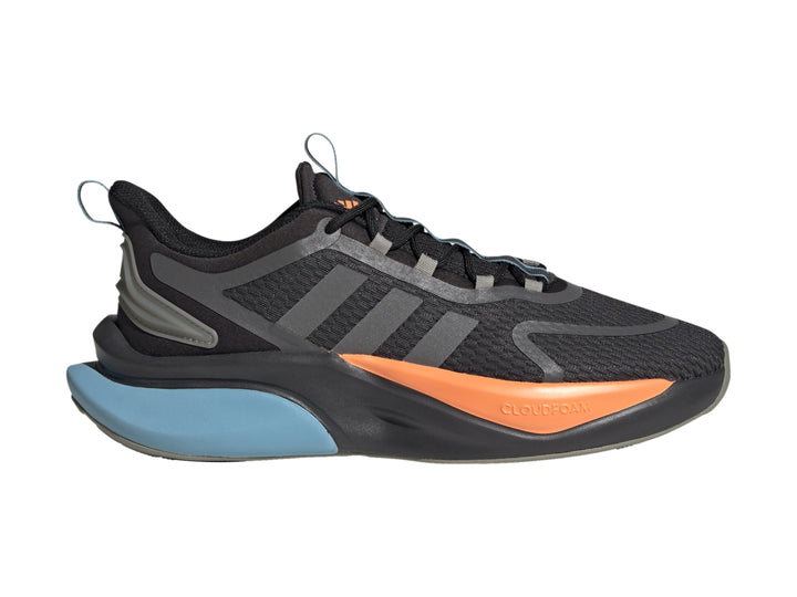 Tenis Adidas Alphabounce en color negro con detalles en gris, naranja y azul.