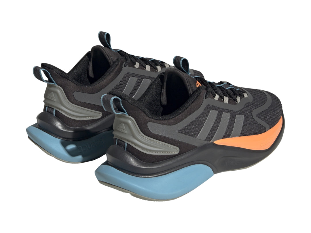 Tenis Adidas Alphabounce en color negro con detalles en gris, naranja y azul.