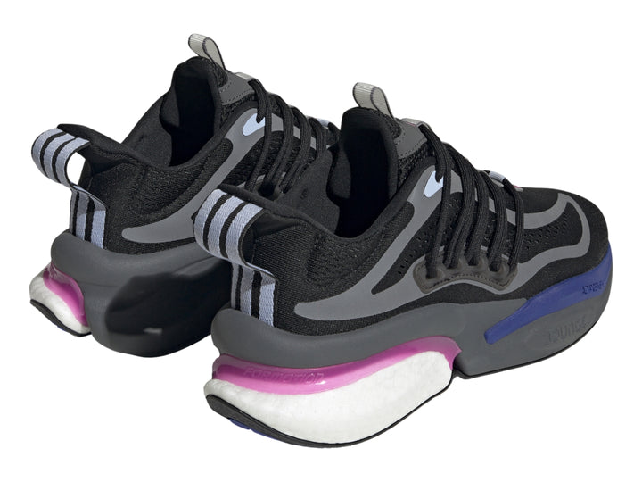 Tenis Adidas Alphaboost V1 color negro con detalles en fucsia y azul, y suela blanca.
