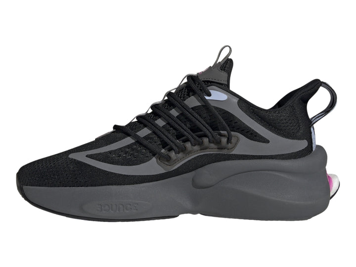 Tenis Adidas Alphaboost V1 color negro con detalles en fucsia y azul, y suela blanca.