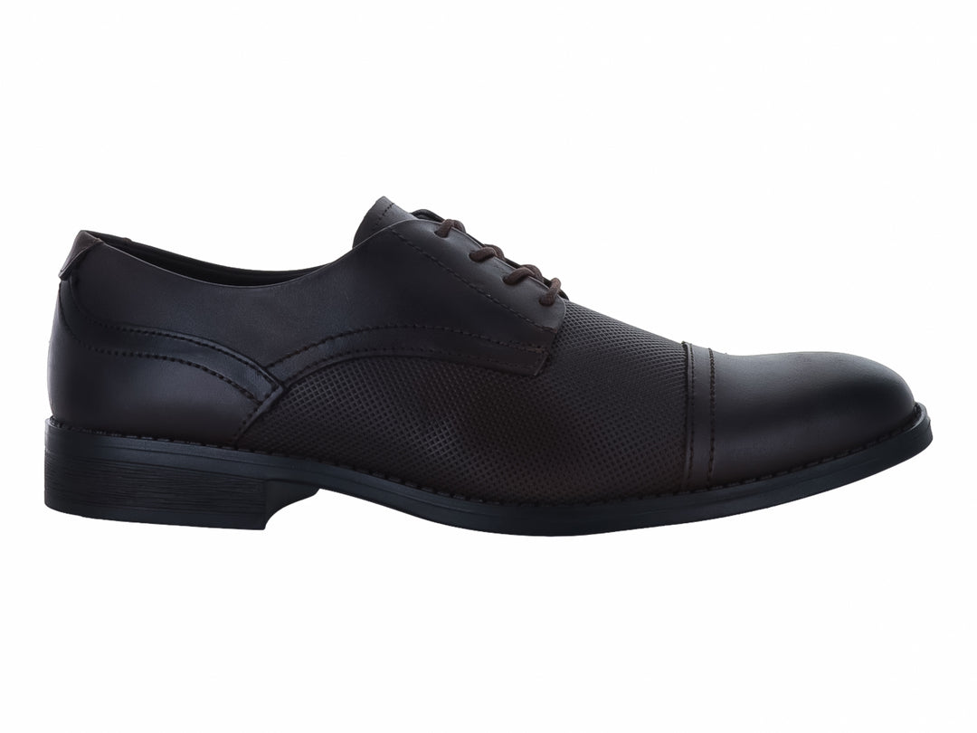 Zapato formal de piel en color café con cordones y detalle texturizado en el lateral.