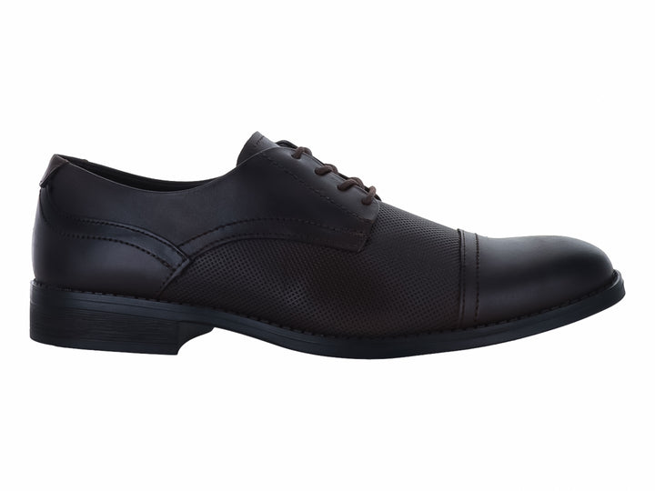 Zapato formal de piel en color café con cordones y detalle texturizado en el lateral.