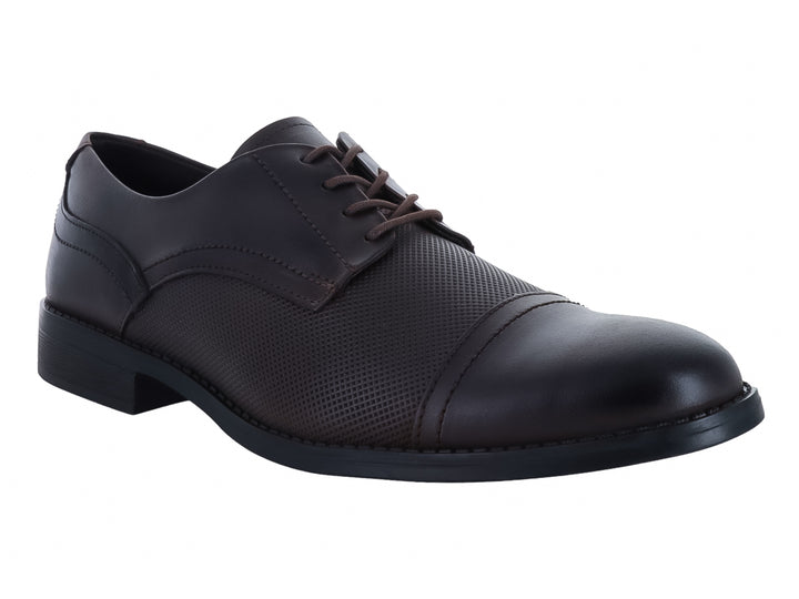 Zapato formal de piel en color café con cordones y detalle texturizado en el lateral.