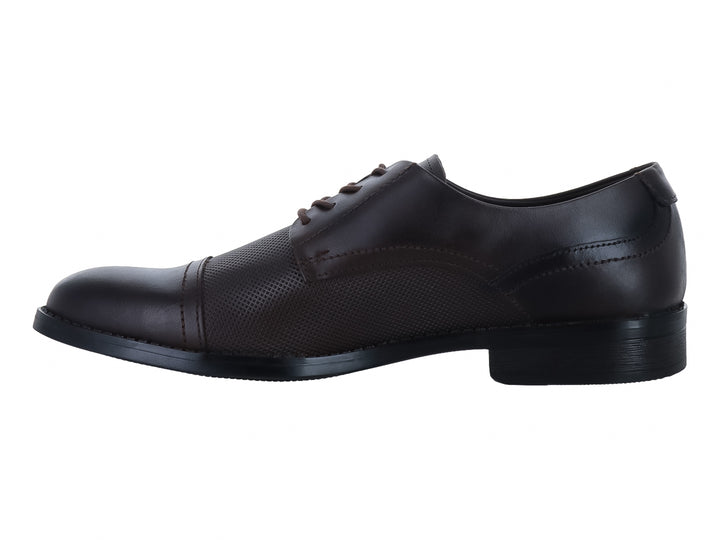 Zapato formal de piel en color café con cordones y detalle texturizado en el lateral.