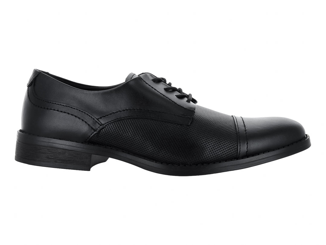 Zapato formal de piel color negro con detalles texturizados y agujetas.