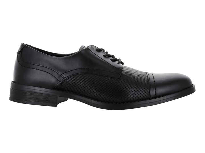 Zapato formal de piel color negro con detalles texturizados y agujetas.