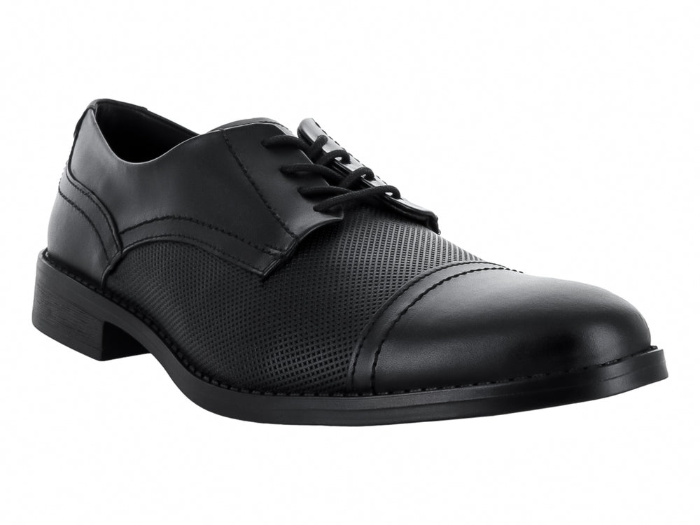 Zapato formal de piel color negro con detalles texturizados y agujetas.