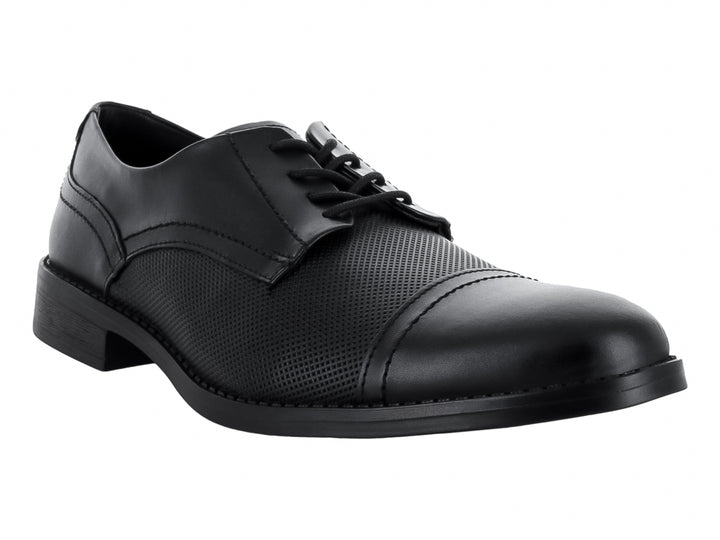Zapato formal de piel color negro con detalles texturizados y agujetas.